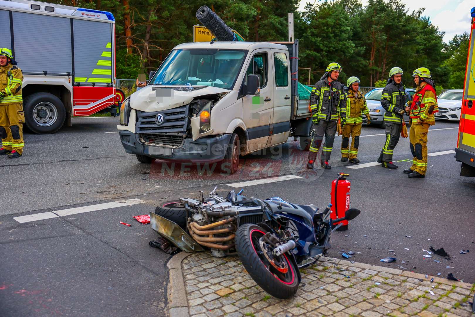 Motorradfahrer bei Zusammenstoß mit Pritschenwagen schwer verletzt