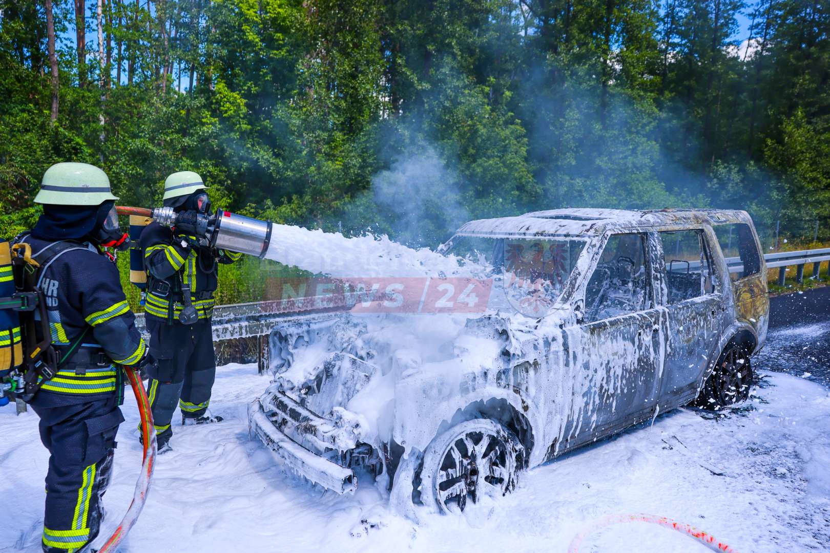 Land Rover brennt auf der A10 vollständig aus – Fahrer kann Boot in letzter Sekunde in Sicherheit bringen