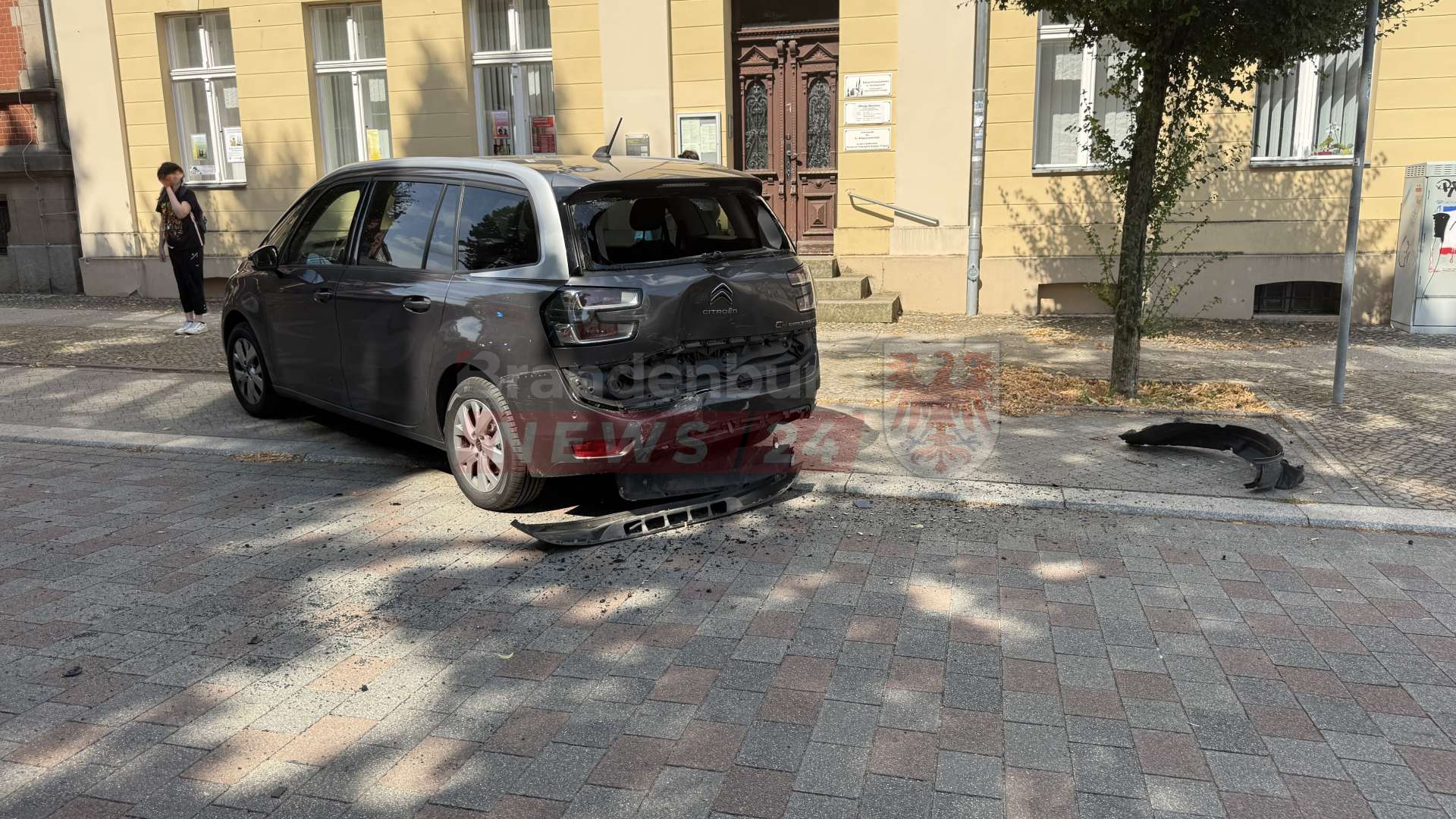 Verkehrsunfall in Neuruppin: Senior verliert in Kurve Kontrolle über Auto