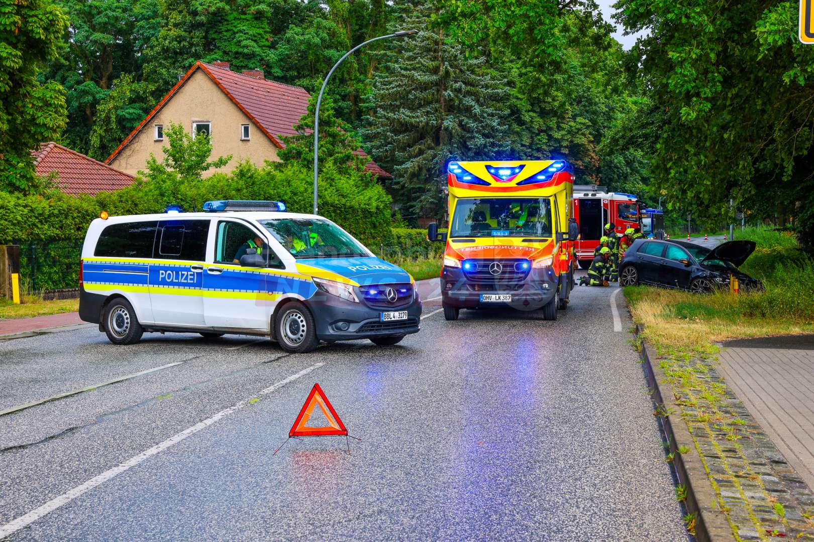 Drei Pkw kollidieren auf der Berliner Straße in Velten – Rettungshubschrauber im Einsatz