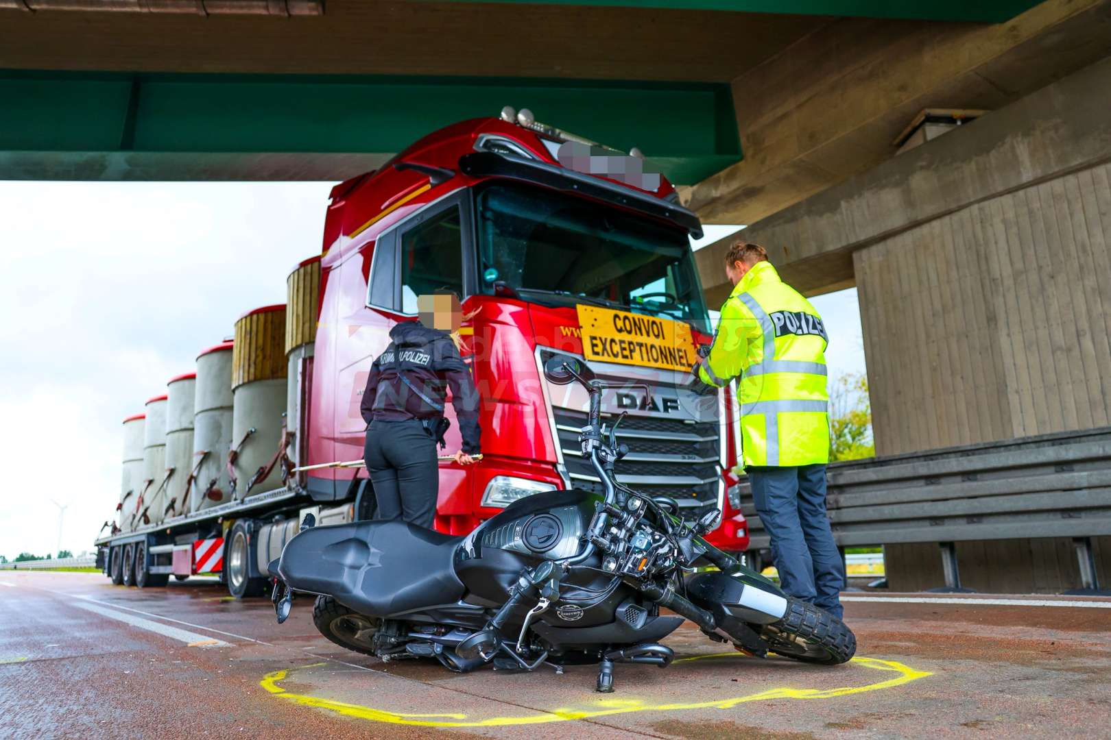 Horrorunfall 16-jährige Motorrad-Fahrschülerin von LKW überrollt - Rettungsdienst stellt nur noch den Tod fest