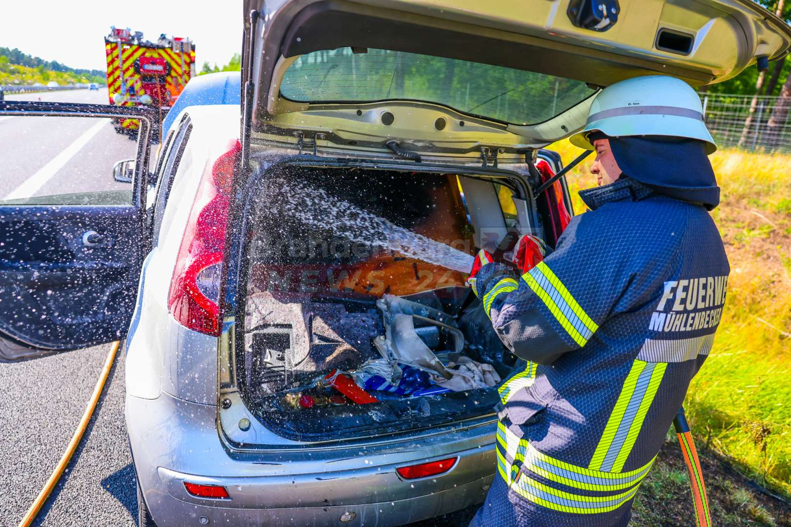 Pkw gerät auf der A10 in Brand – Fahrer kann Fahrzeug rechtzeitig verlassen