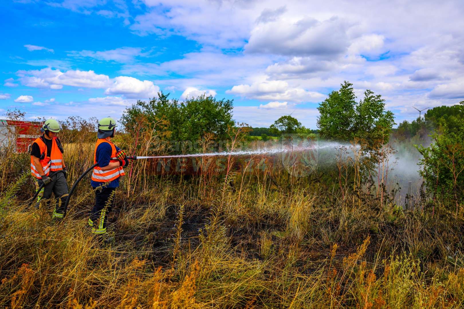 Flächenbrand bei Mühlenbeck: Drei Hektar Vegetation zerstört – Großaufgebot der Feuerwehr verhindert weitere Ausbreitung