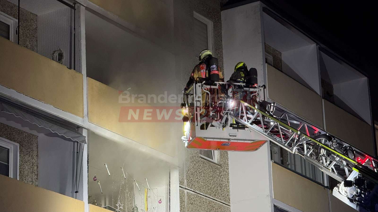 Feuerwehreinsatz in Neuruppin: Brand in Mehrfamilienhaus gelöscht