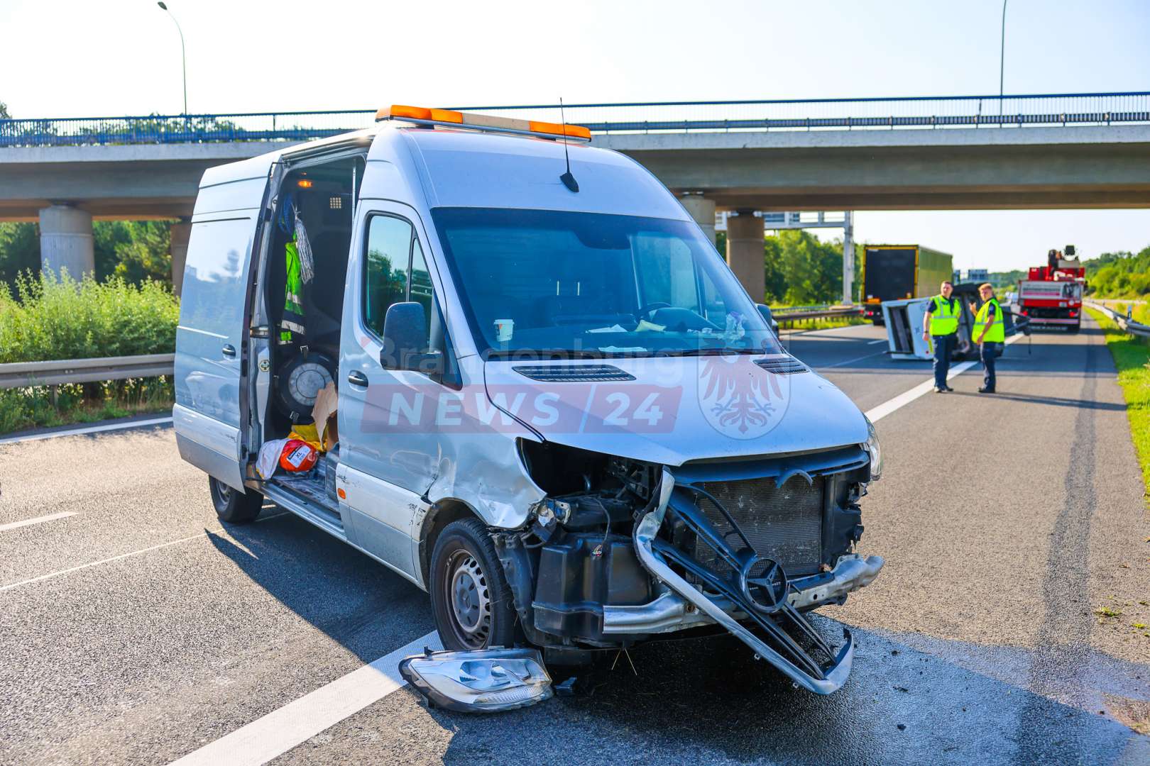Verkehrsunfall auf der A111: Transporter mit Anhänger verunglückt nach Sekundenschlaf – Fahrer verletzt