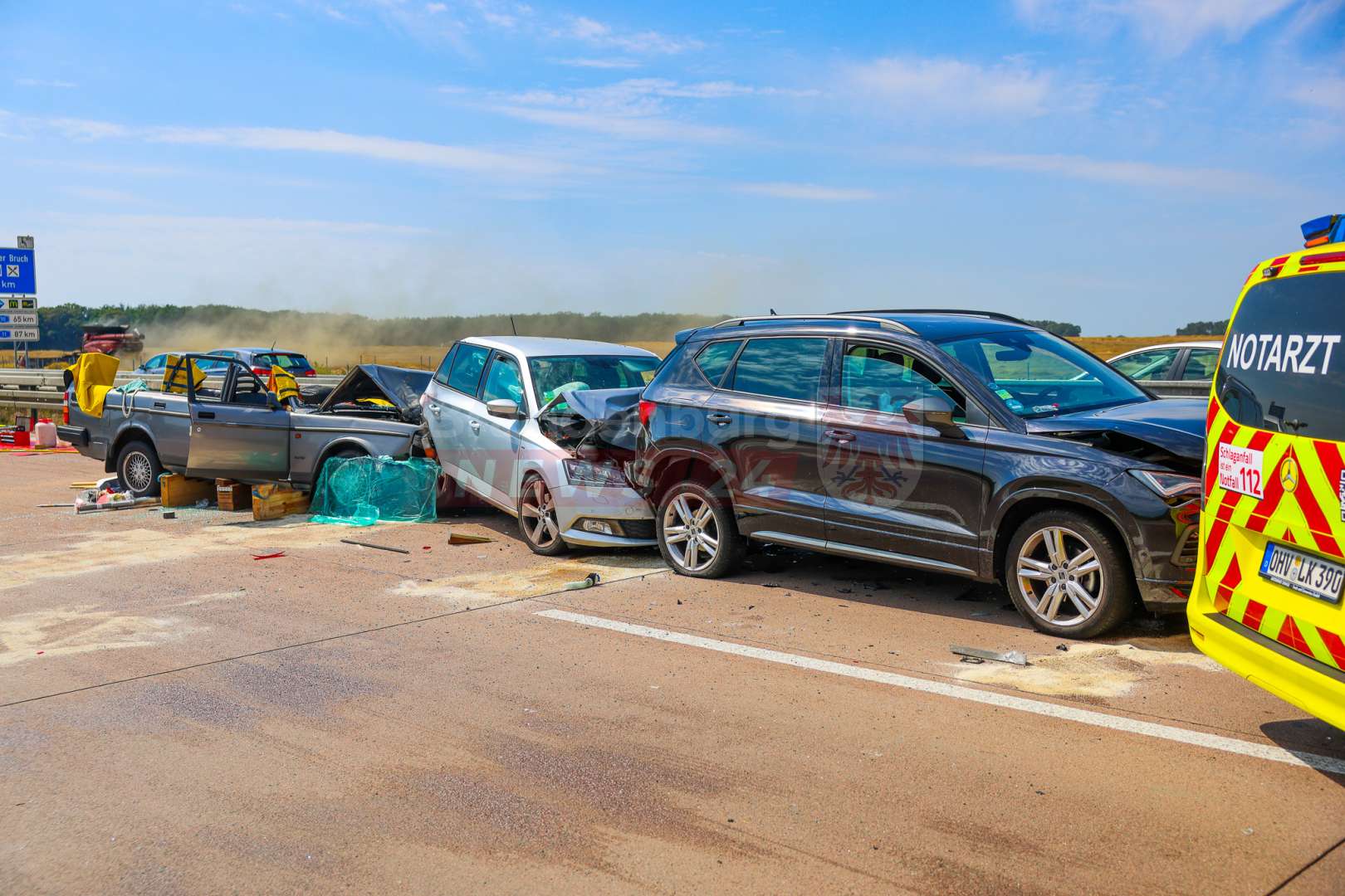 Schwerer Verkehrsunfall auf der A24: Sieben Verletzte, zwei lebensgefährlich – Feuerwehr befreit eingeklemmten Fahrer aus Unfallwrack