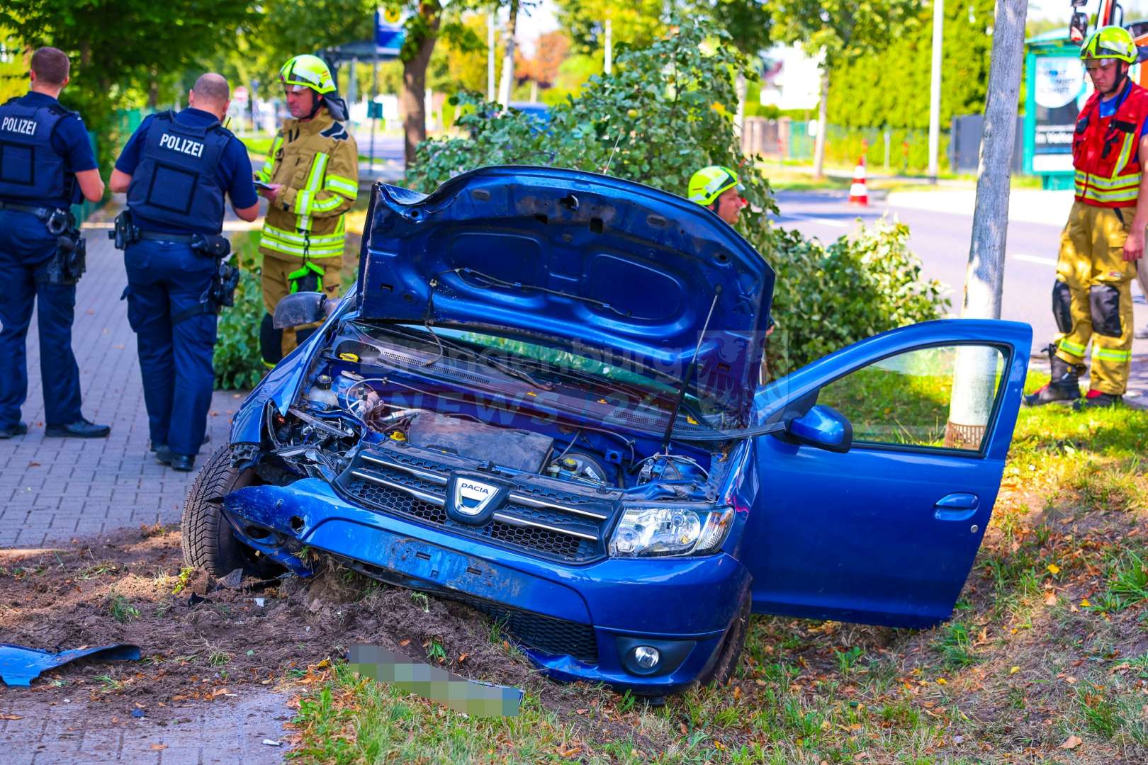73-jährige Autofahrerin prallt mit Dacia gegen Baum – Germendorfer Straße in Velten zeitweise gesperrt