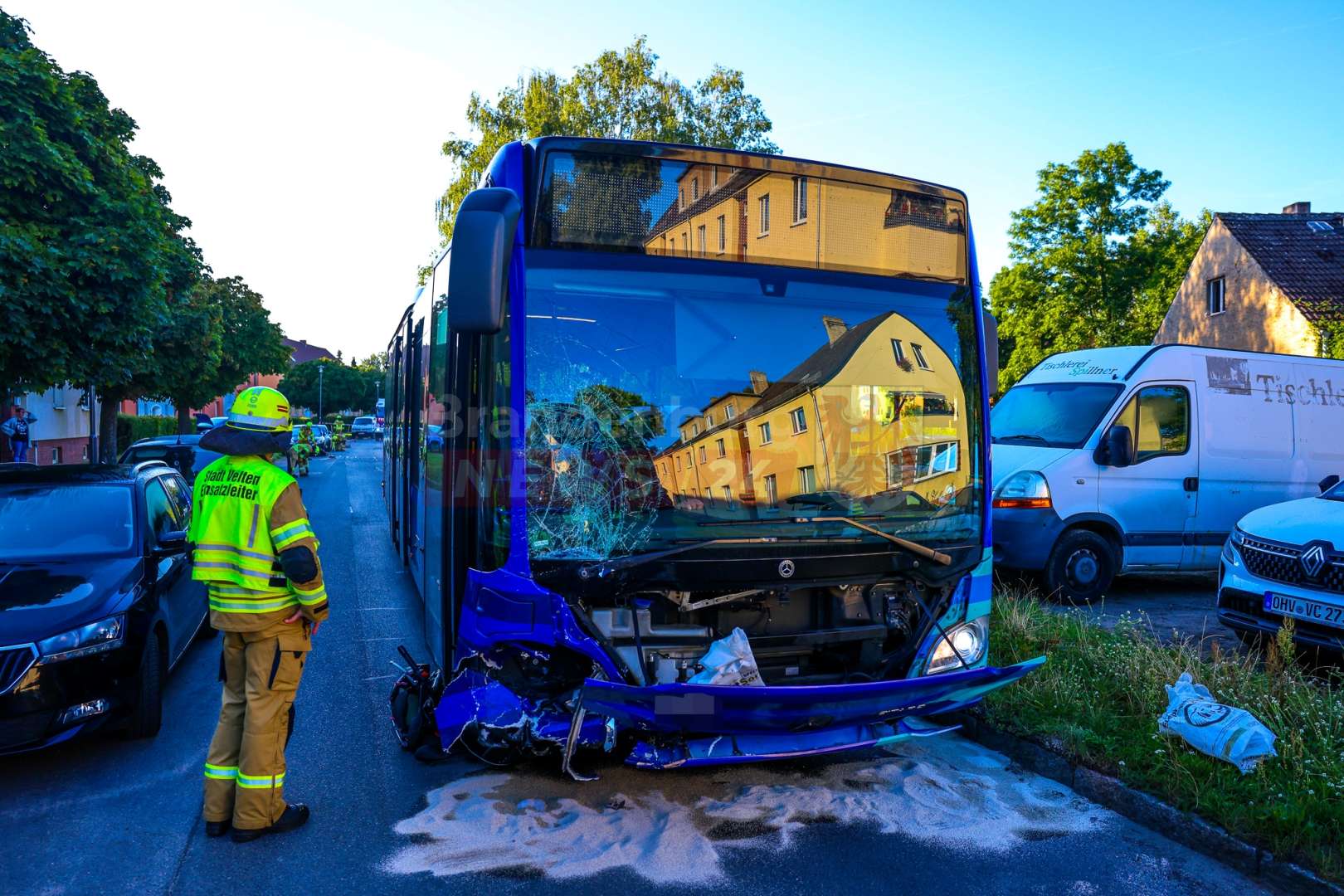 Linienbus kommt in Velten von Fahrbahn ab – mehrere Fahrzeuge beschädigt und eine Person verletzt