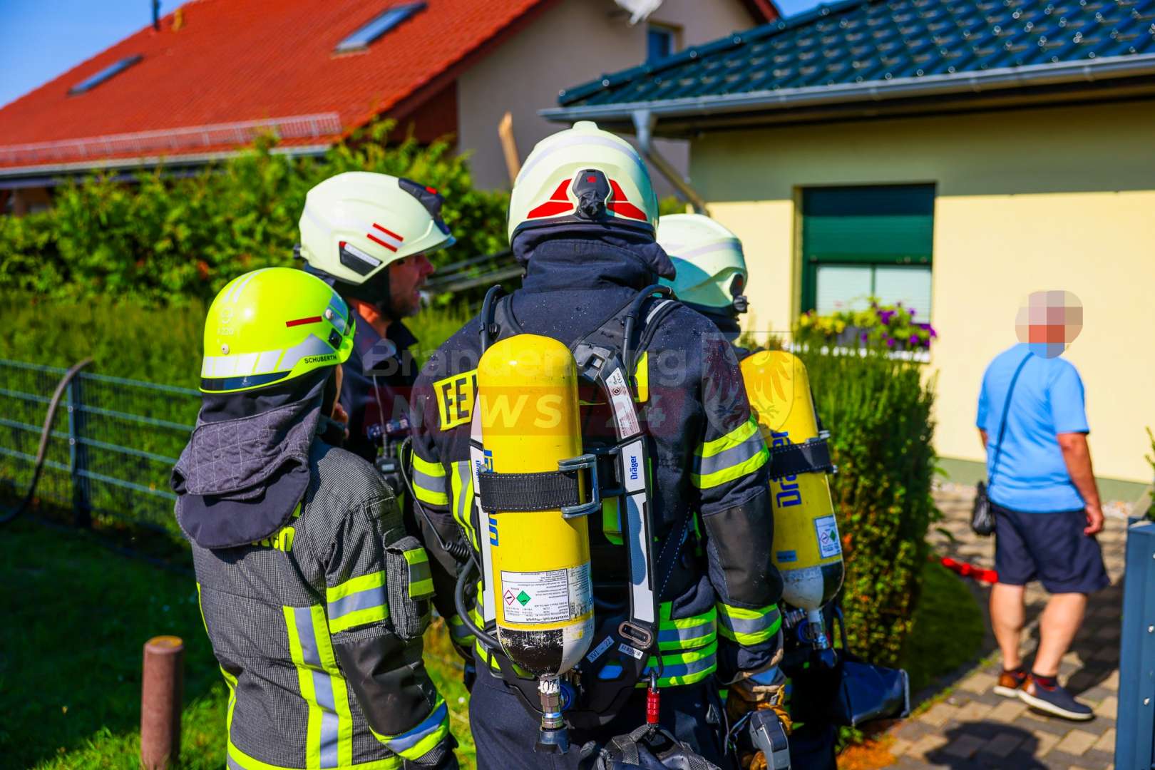 Brennender Anhänger greift auf Dachstuhl über – Bewohner verhindern größeren Gebäudebrand in Leegebruch