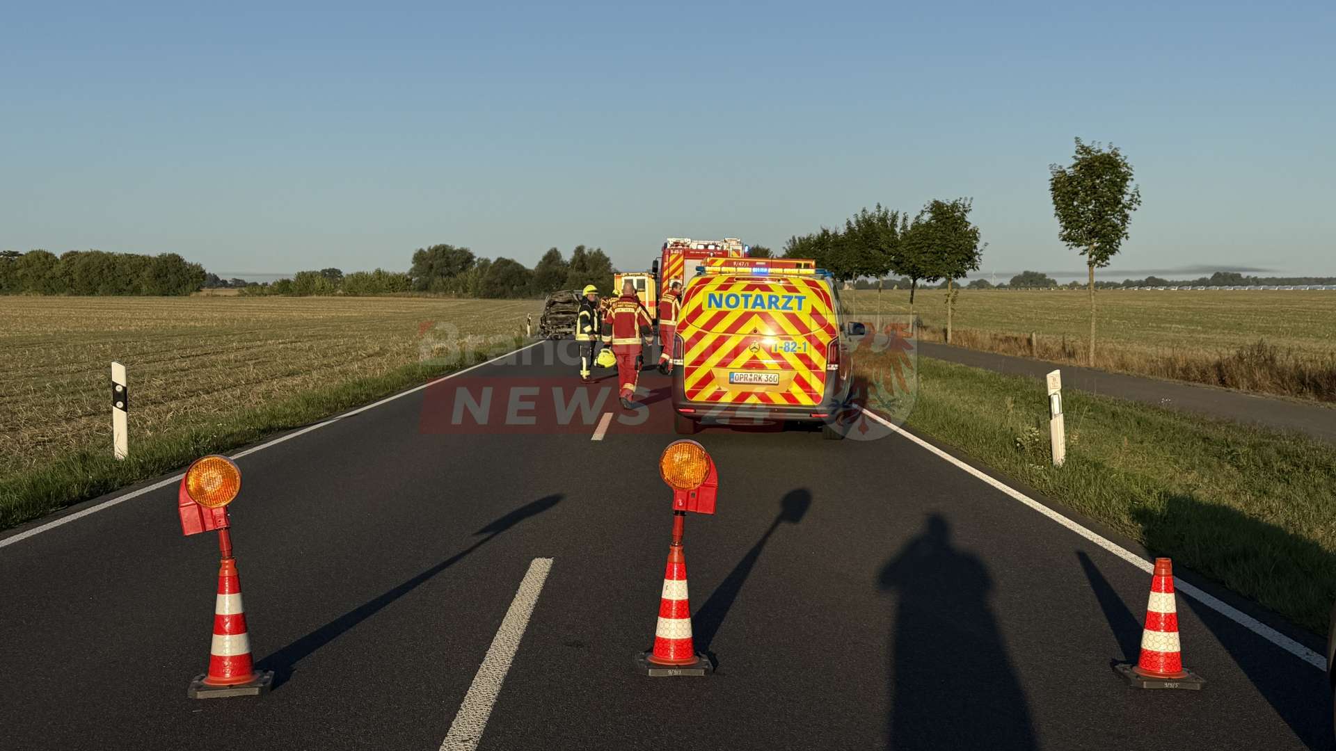 Schwerer Verkehrsunfall auf B 167: Transporter erfasst Roller – Fahrzeuge geraten in Brand