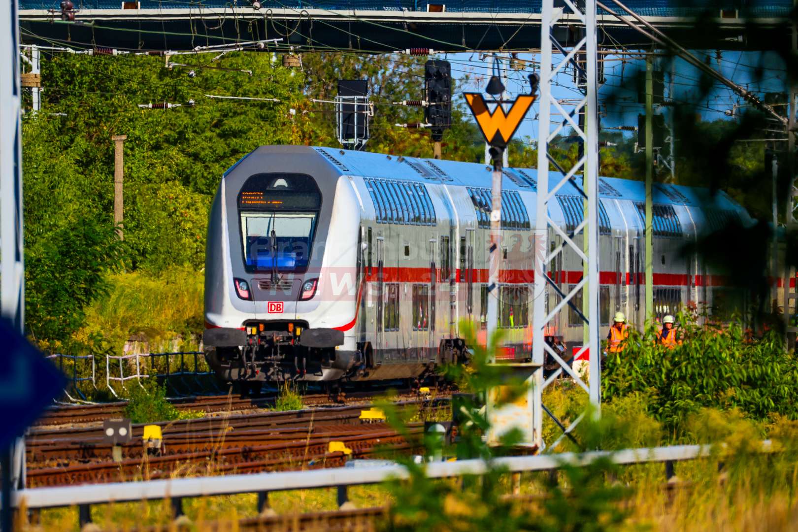 Person bei Zusammenstoß mit Intercity in Schönfließ tödlich verletzt – 105 Fahrgäste aus Zug evakuiert