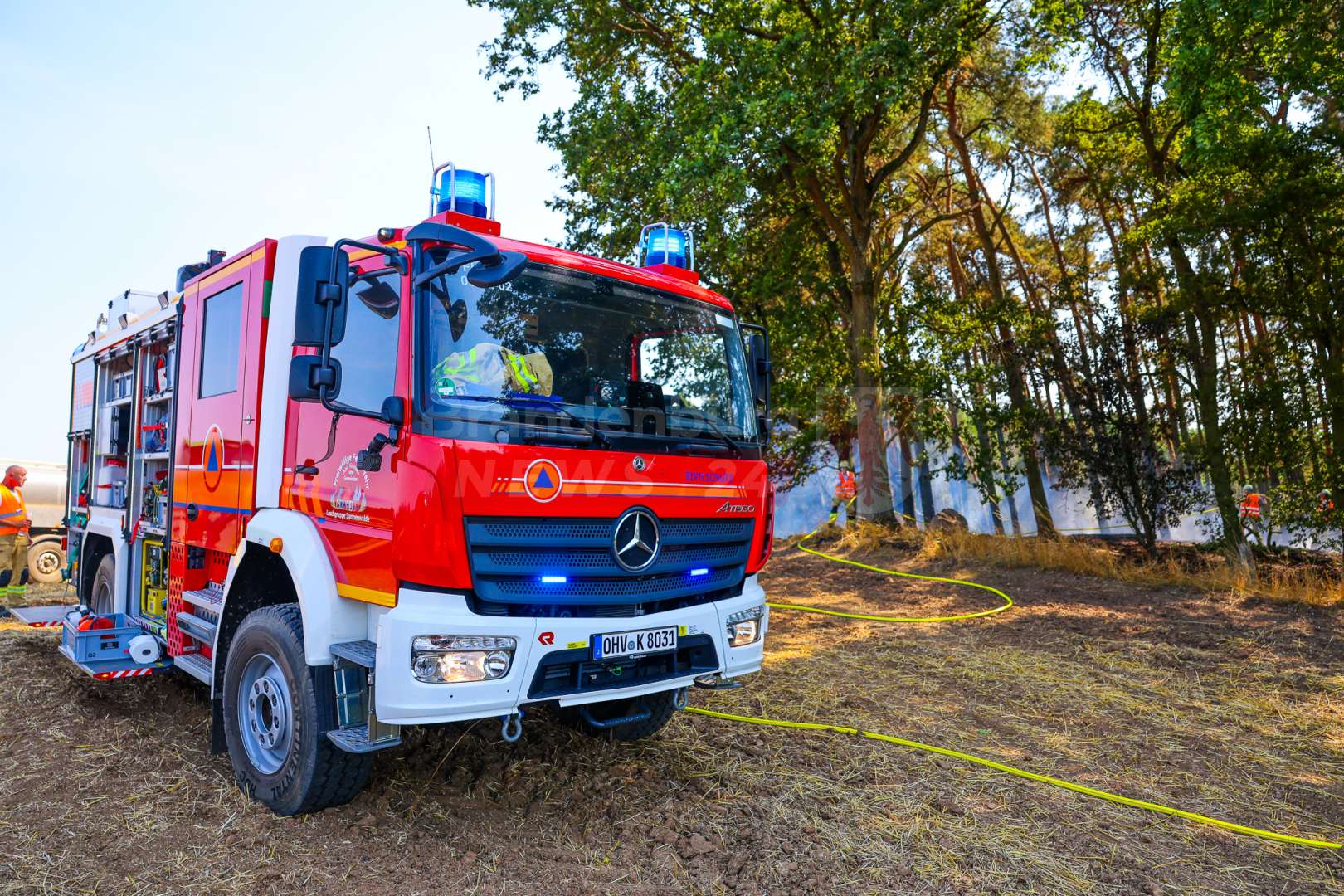 Sechs Hektar Wald und Getreidefeld in Flammen: Großeinsatz bei Gransee