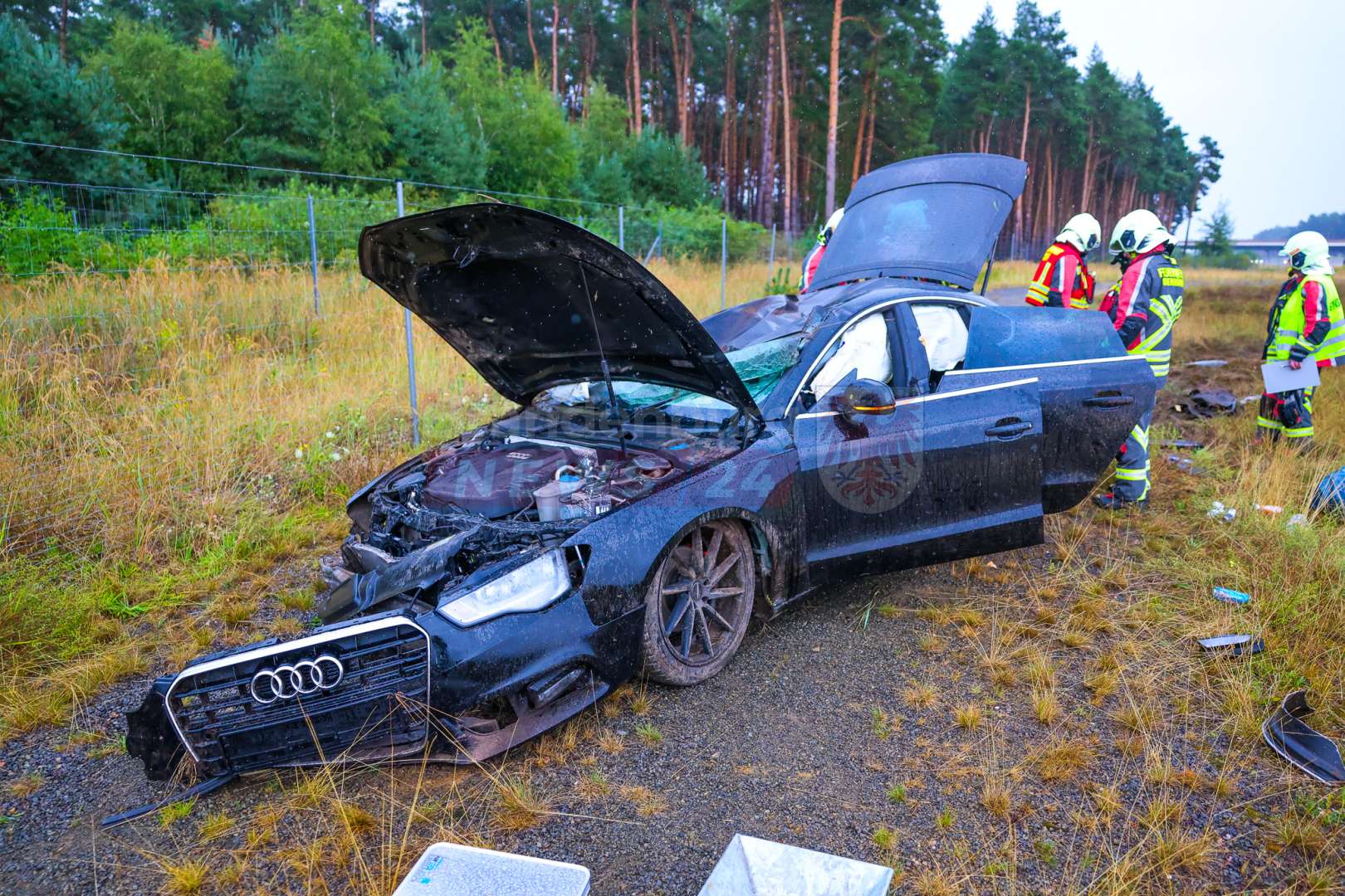 Audi überschlägt sich auf A24 – 43-jähriger Fahrer bei Unfall verletzt