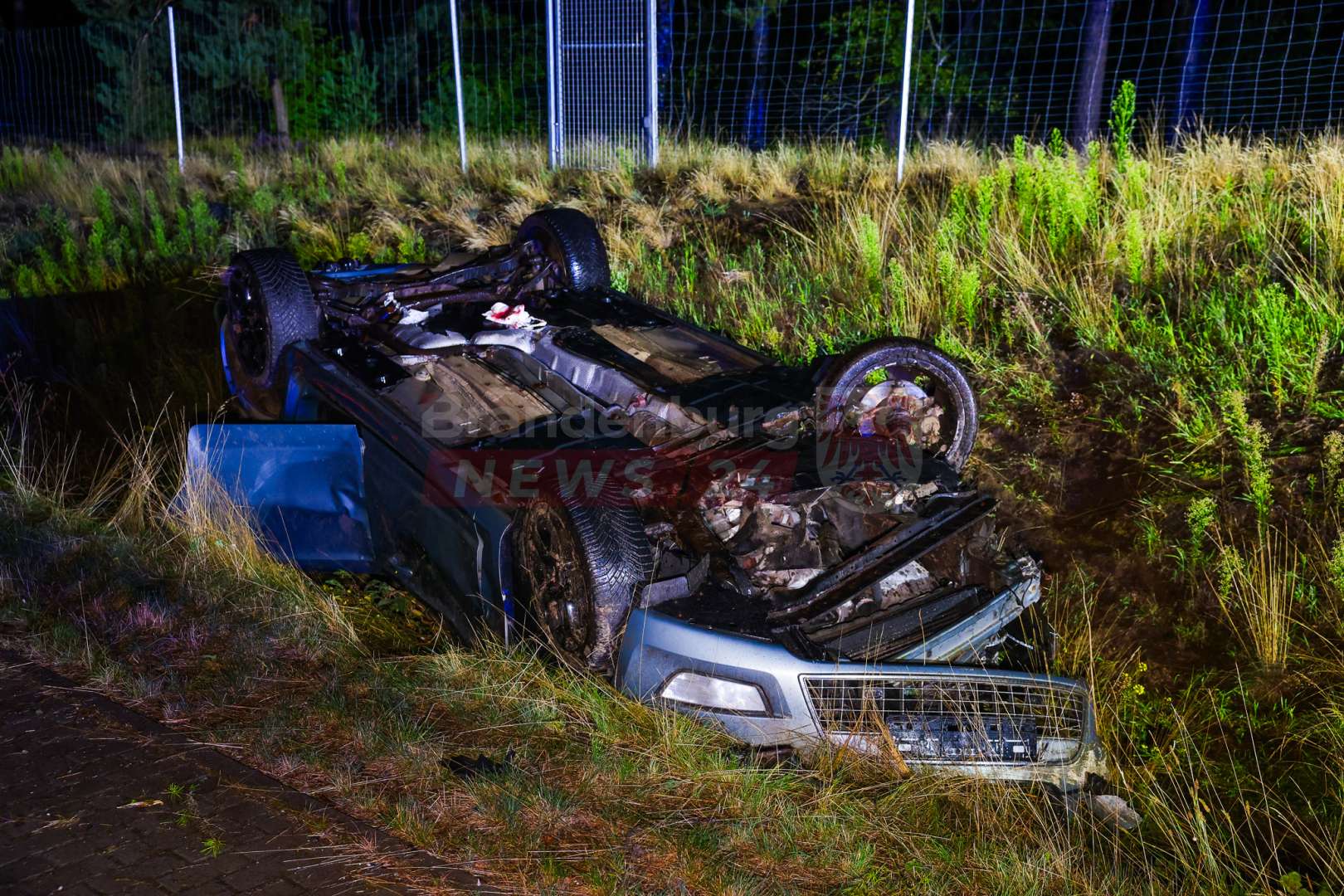 33-Jähriger überschlägt sich auf A10 – Sekundenschlaf als Unfallursach