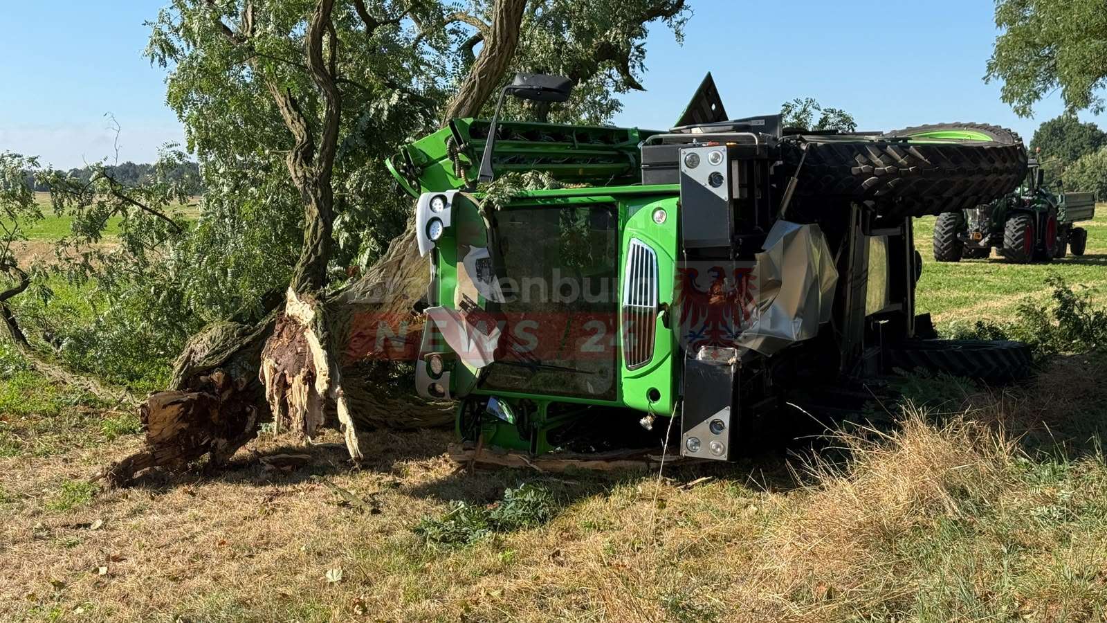 Schwerer Verkehrsunfall auf der L22: Landwirtschaftliches Spritzfahrzeug kippt um – Fahrer schwer verletzt