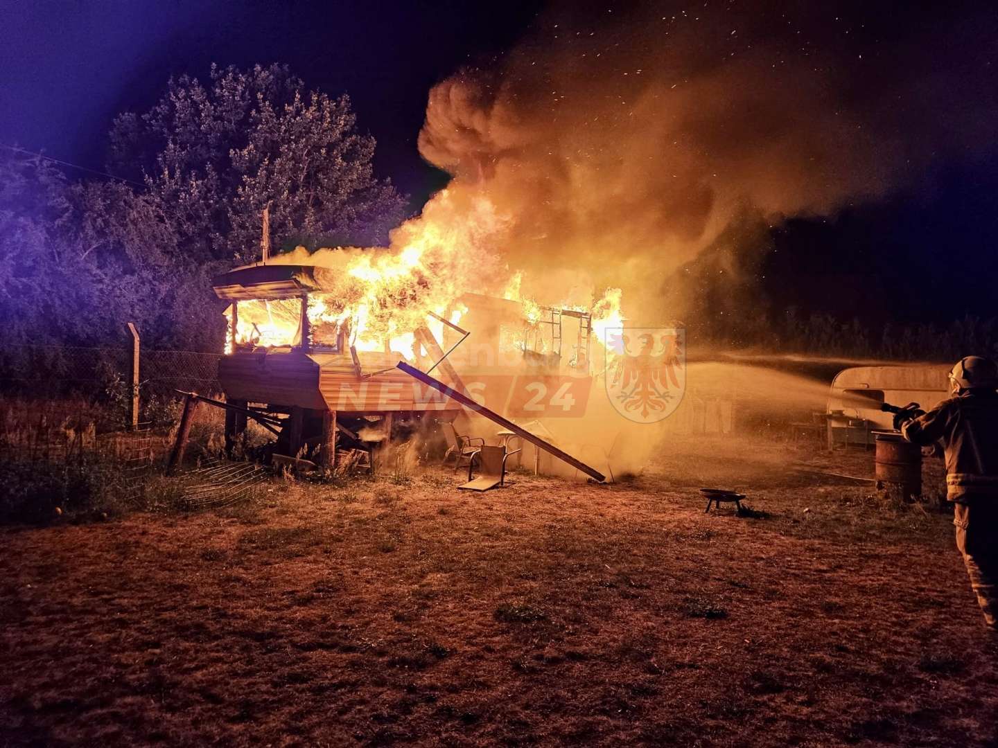 Feuerwehr Einsatz Lindow: Wohnanhänger brennt – Polizei ermittelt zur Ursache