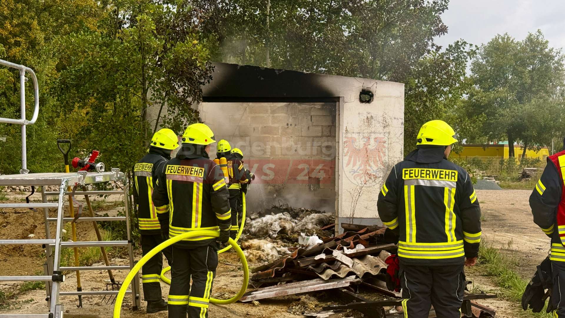 Brand über Nacht unbemerkt: Feuerwehr löscht Glutnester in Werder