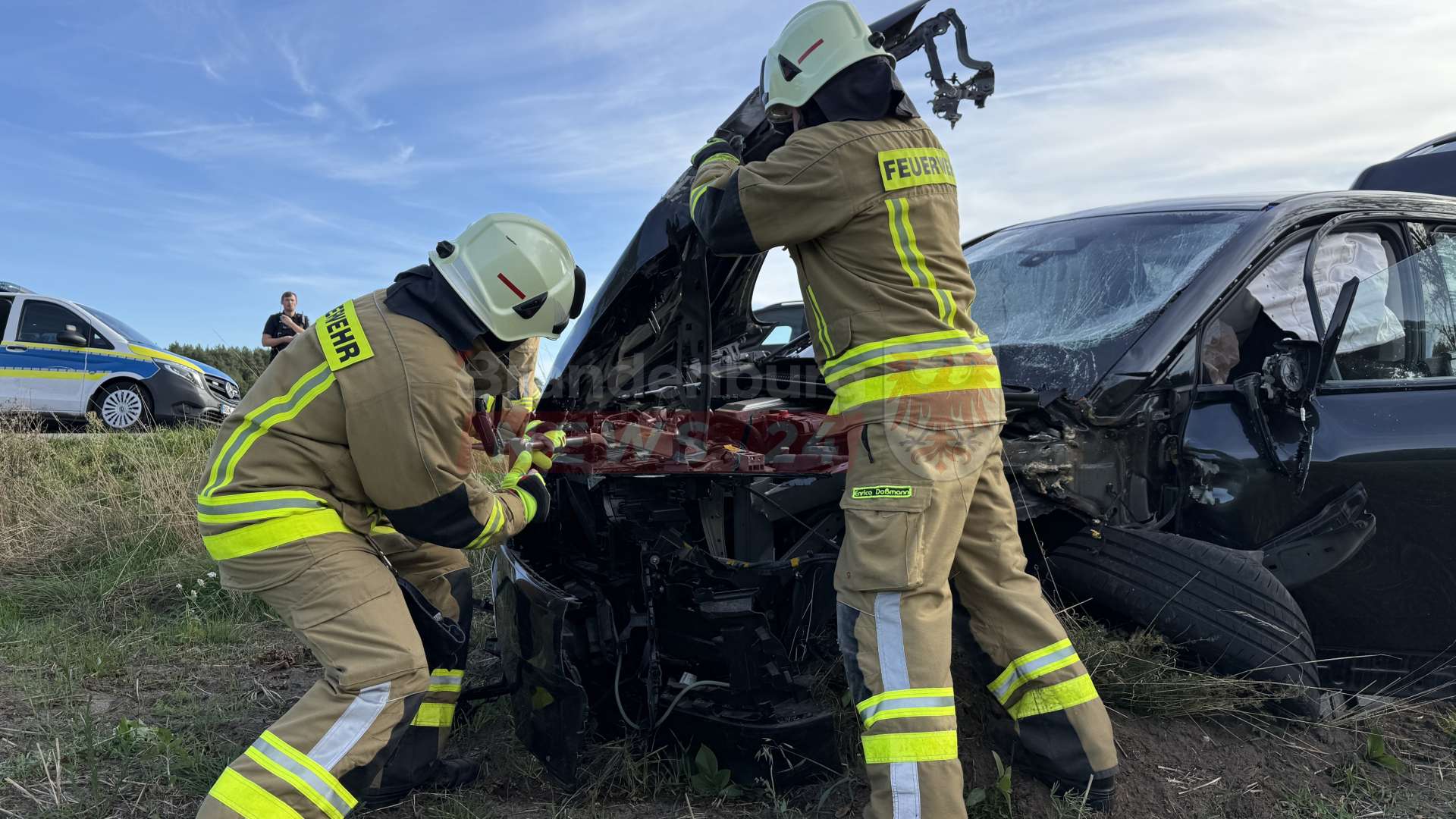 Kollision beim Überholen auf L 164: Pkw prallt gegen Straßenbaum – Fahrerin verletzt