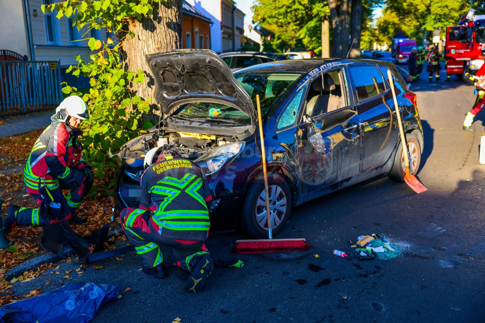 Pkw prallt in Marwitz gegen Baum und kippt um – Fahrer verletzt