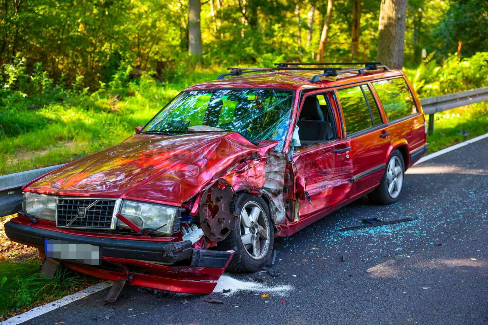 Schwerer Frontalunfall bei Oranienburg: 61-Jähriger schläft am Steuer ein – Volvo-Fahrer schwer verletzt