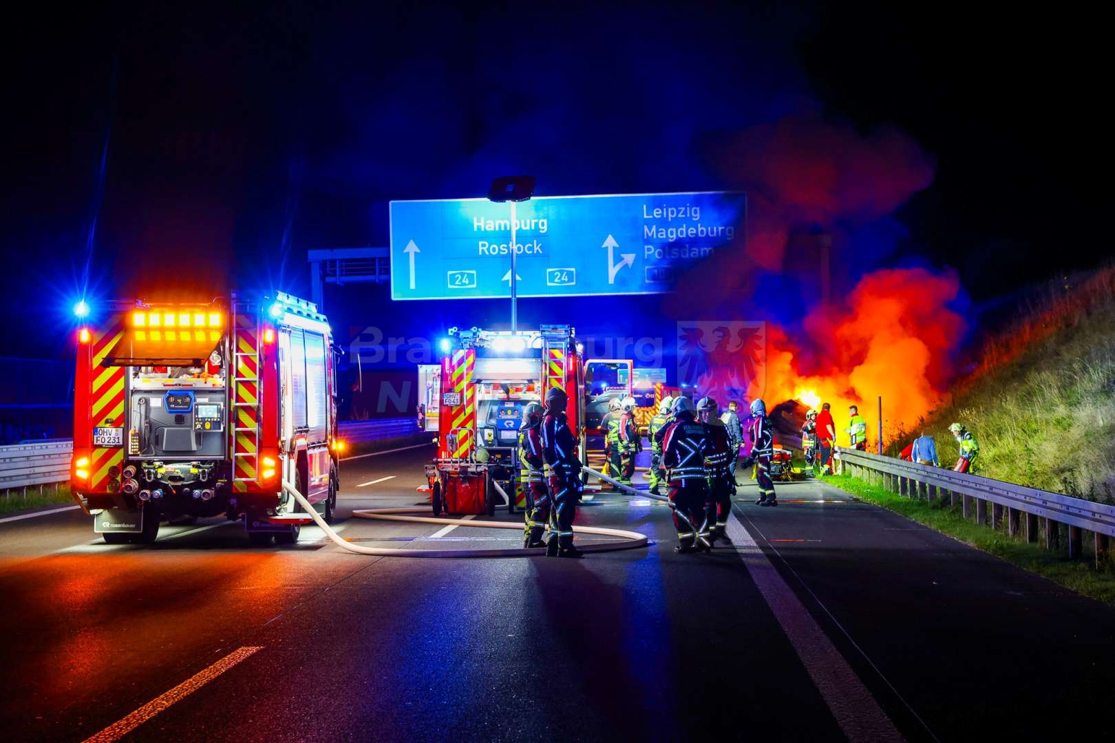 Sekundenschlaf auf der A10: BMW prallt gegen Betonpfeiler und geht in Flammen auf – 82-Jährige schwer verletzt