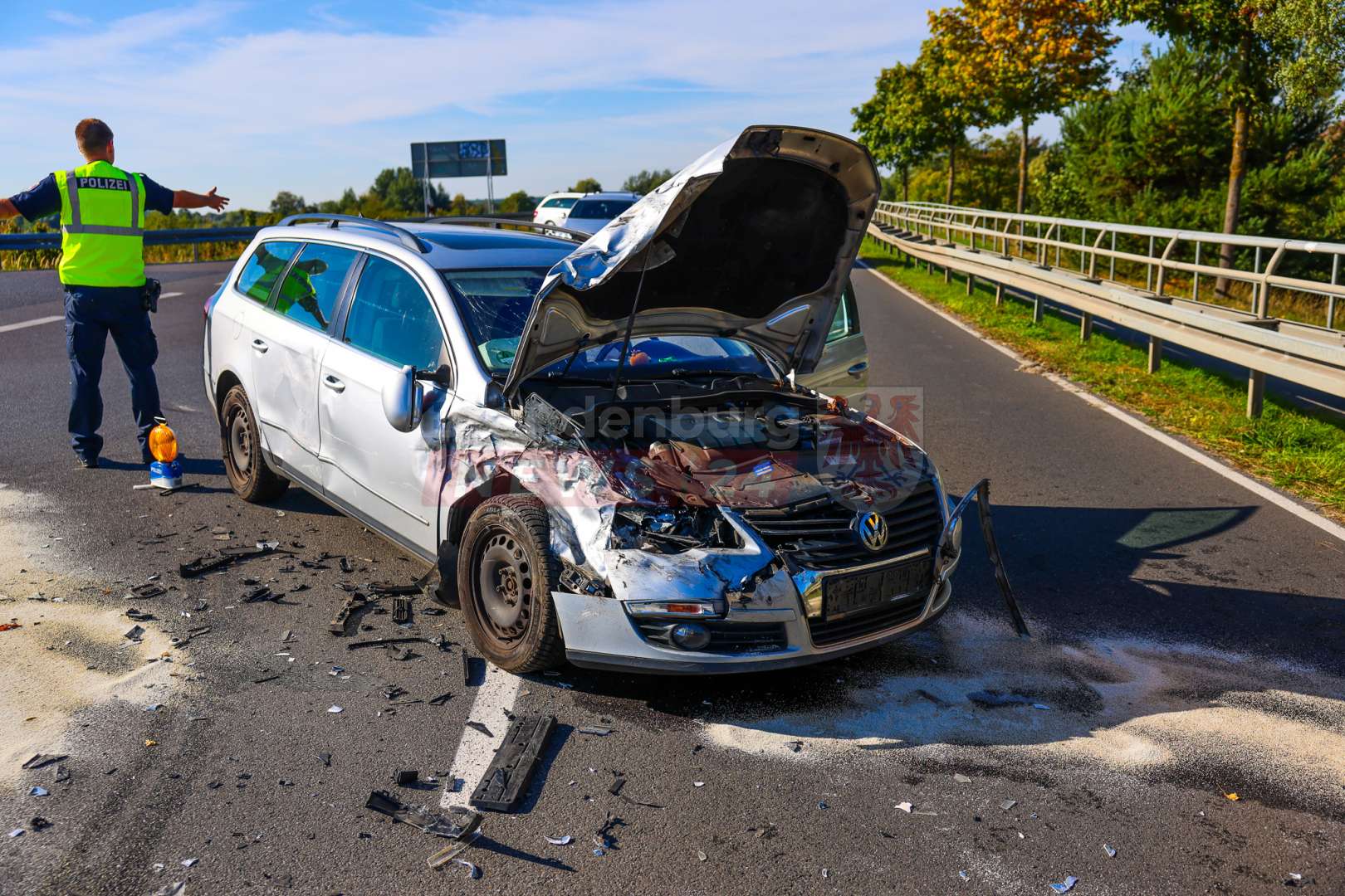 Vorfahrtsfehler an der B96: VW und BMW kollidieren – 42-Jährige verletzt