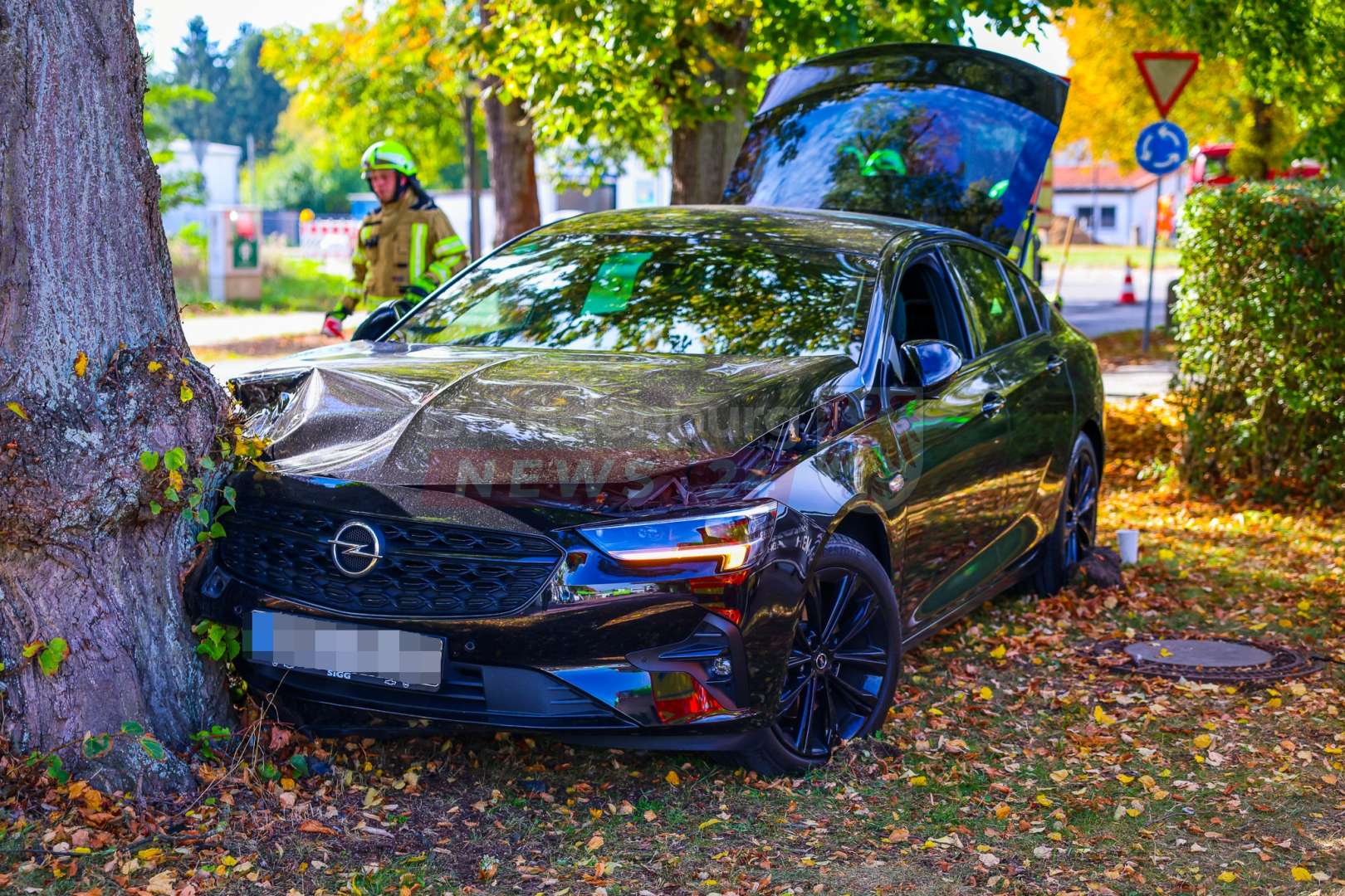 Auto kommt in Velten von Fahrbahn ab und prallt gegen Baum